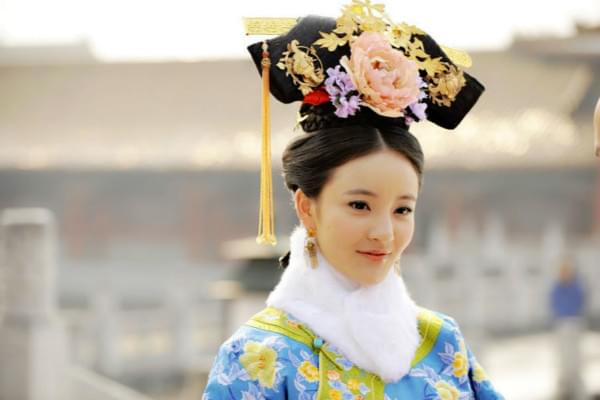 皇帝女儿封公主,称固伦格格;亲王女儿封郡主,称和硕格格;郡王女儿封县